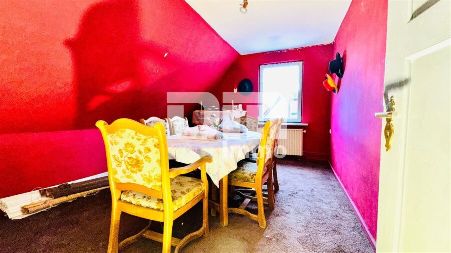 Modernisiertes Zweifamilienhaus BJ mit Gewerbeanteil, Anbau und enormen Platzangebot - WE2 DG Zimmer 1 beheizt